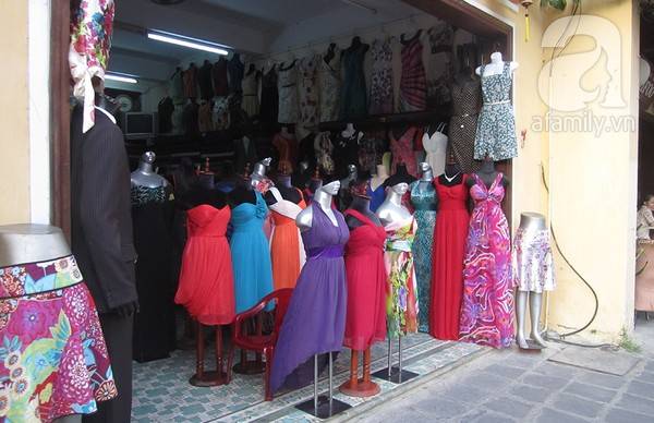 Tại trung tâm phố cổ, có rất nhiều tiệm quần áo và tiệm may lấy ngay.