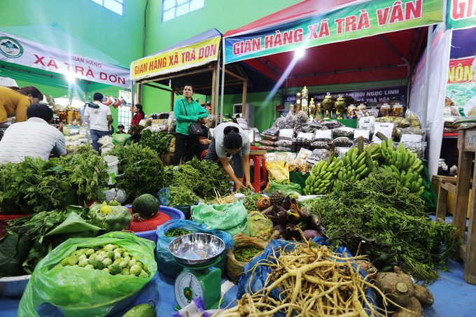 Tại chợ các mặt hàng dược liệu, rau, củ, quả cũng được bày bán.