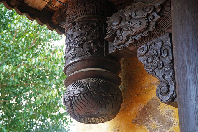 Nằm ngoài đảo nhưng chùa có hệ thống hoành phi, câu đối sơn son thếp vàng và được chạm khắc công phu.