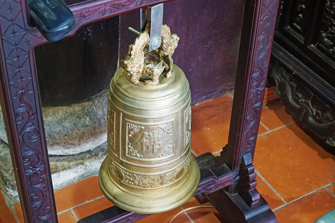 Trong chùa còn lưu giữ một quả đại hồng chung với hình một con rồng, được cho là kiểu họa tiết phổ biến ở thời Lê Sơ, tức có trước khi chùa xây dựng.