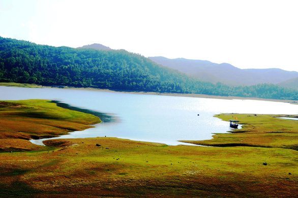 Hồ Phú Ninh đẹp thơ mộng mùa nước cạn - Ảnh: LÊ TRUNG