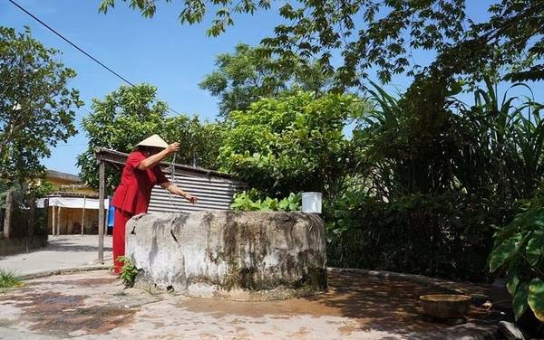 Người dân địa phương đang múc nước sinh hoạt tại giếng cổ Chăm. Ảnh: lendang.vn