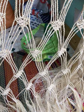 Từng sợi dây từ cây ngô đồng được tỉ mỉ se chặt và đan lại một cách cẩn thận rất công phu. Ảnh: Mai Nguyễn.