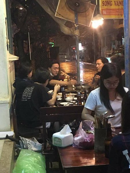 Hình ảnh ngồi hiên nhà quán lãu bình dân thưởng thức món ăn của So Ji Sub đang gây sốt.