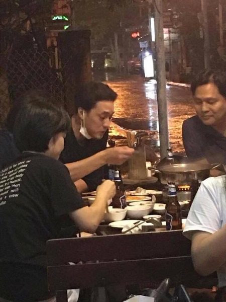 Trong ảnh So Ji Sub đã thoải mái ngồi ăn lẩu tại một nhà hàng nhỏ.