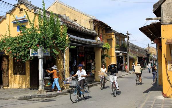 Xe đạp là phương tiện đi lại chủ yếu trong phố cổ.