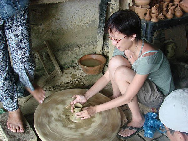 Du khách thích thú với trải nghiệm tập làm gốm tại làng gốm Thanh Hà.