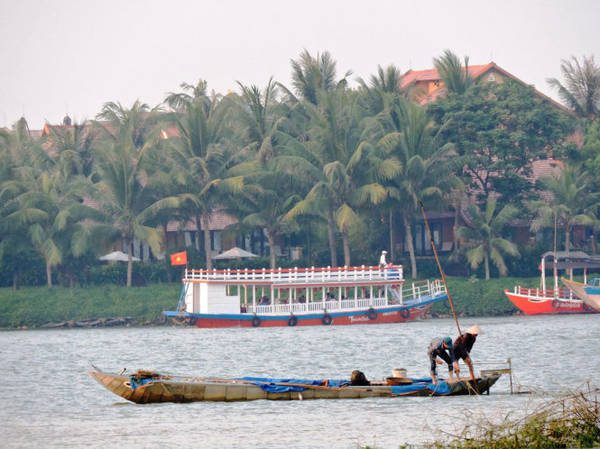 Nhiều khách du lịch tuyến du lịch trên sông Hoài tận mắt chứng kiến ngư dân cào hến - Ảnh: THANH LY