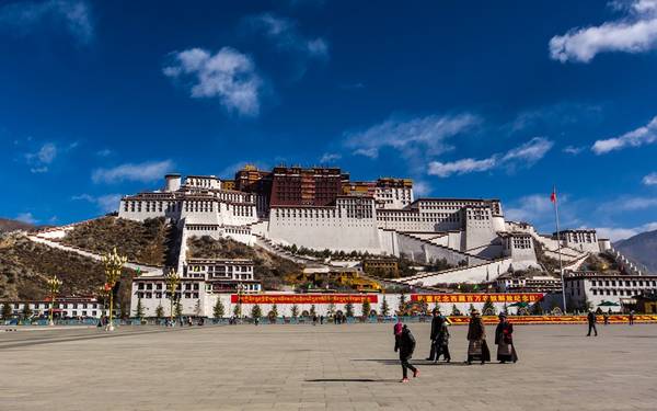 Lhasa, Tây Tạng, Trung Quốc: Là trái tim của đất phật Tây Tạng, Lhasa đem lại cho du khách những trải nghiệm văn hóa, tôn giáo và ẩm thực độc đáo. Với 85,56 điểm, Lhasa đứng ở vị trí số 10 trong danh sách những thành phố tuyệt nhất châu Á.
