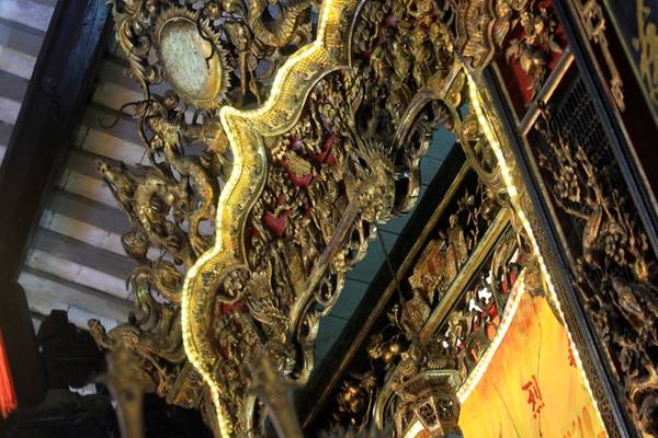 Tất cả những họa tiết bằng gỗ phía trong Hội quán Hải Nam đều được đặt các nghệ nhân chế tác tại Trung Quốc, vận chuyển bằng đường biển đến thương cảng Hội An, chuyển về hội quán lắp ráp, tuổi thọ trên 100 năm.