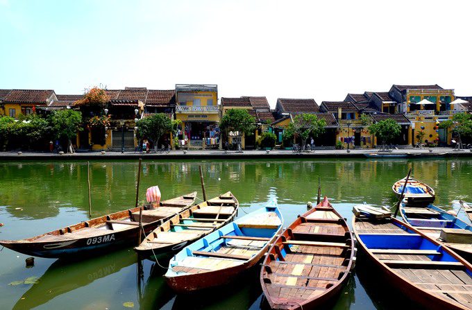 Đi dọc bờ sông bên đường Nguyễn Phúc Chu bạn sẽ có nhiều góc ngắm phố cổ Hội An đẹp, thoáng và rộng hơn.