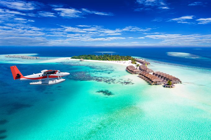 Maldives Luôn ở top đầu những điểm đến lãng mạn nhất thế giới, quốc gia giữa Ấn Độ Dương sở hữu 26 đảo san hô tự nhiên với bãi biển cát trắng, làn nước xanh trong và khí hậu nắng ấm quanh năm. Tại đây có hơn 100 khu nghỉ dưỡng, hầu hết vận chuyển du khách bằng tàu cao tốc hoặc thuỷ phi cơ. Ảnh: Sven Hansche.