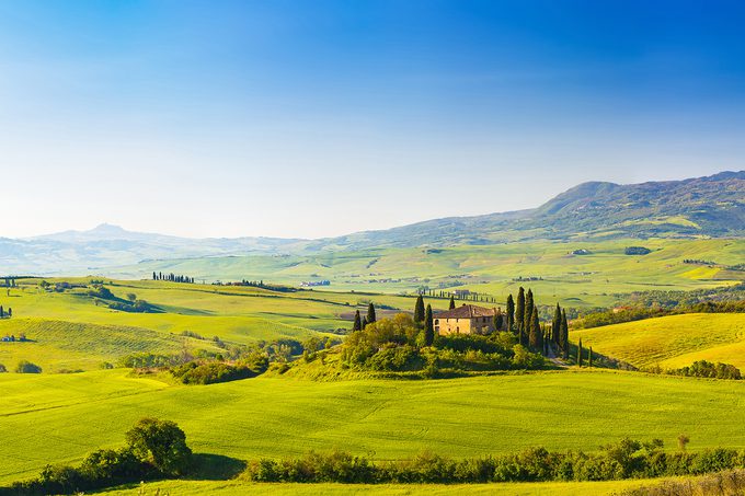 Tuscany, Italy Tuscany nằm ở miền Trung Italy, vùng đất được biết đến với phong cảnh, truyền thống, lịch sử, di sản nghệ thuật. Vào mùa xuân nơi này tràn ngập màu của cỏ xanh và hoa rực rỡ. Đây cũng là vùng đất của những loại vang ngon nhất thế giới, được thu hoạch từ vườn nho của người dân bản địa. Ảnh: S.Borisov.