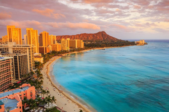 Hawaii, Mỹ Quần đảo được biết đến là một trong những điểm đến trăng mật nổi tiếng hàng đầu thế giới. Nơi này có “những bãi biển hoàn hảo, núi và thác nước thường xuyên xuất hiện trên các bưu thiếp”, theo CNN. Trải nghiệm nên thử là ngắm mặt trời mọc từ miệng núi lửa Haleakala trên đảo Maui, massage cho hai người tại những khu nghỉ mát ở Wailea, tập lướt sóng tại bãi biển Waikiki ở vịnh Honolulu. Ảnh: Emperorcosar.