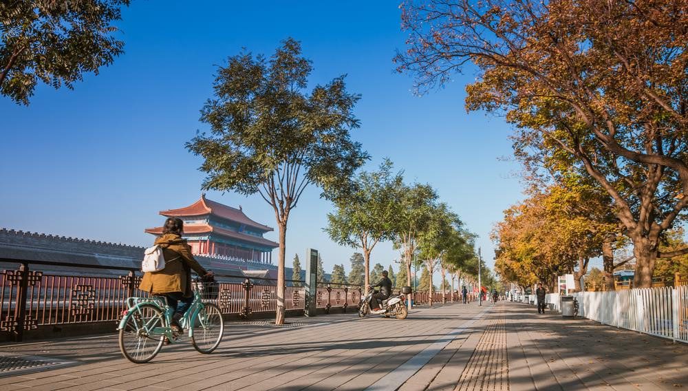 Du khách đến Bắc Kinh (Trung Quốc) lần đầu có thể men theo cung đường đạp xe dài 16 km để băng qua những địa danh nổi tiếng của đất thủ đô như Tử Cấm Thành, Nhà hát Quốc gia "Quả Trứng", Sân vận động "Tổ Chim"... Thuê xe đạp ở Bắc Kinh cũng khá dễ dàng và tiện vì bạn có thể trả xe ở bất cứ trạm nào. Thông thường, hầu hết cửa hàng cho thuê xe đều không tính phí giờ đầu. Ảnh: GuoZhongHua/Shutterstock.