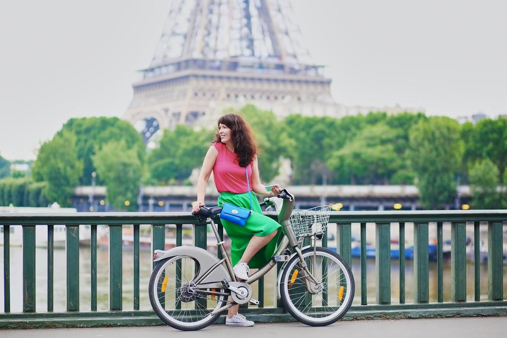 Paris (Pháp): Để trải nghiệm một góc nhìn khác của “thành phố tình yêu”, bạn hãy thử đạp xe dọc công viên Parc Rives de Seine trải rộng cạnh bờ sông Seine, Di sản Thế giới được UNESCO công nhận. Ảnh: Ekaterina Pokrovsky/Shutterstock.