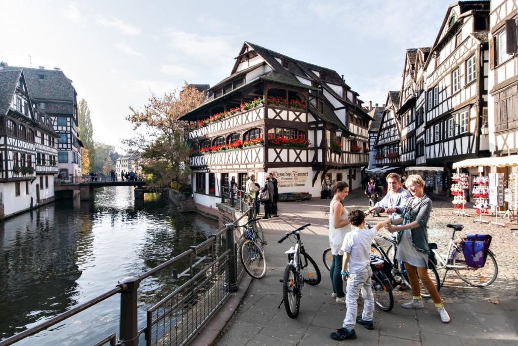 Từ lâu, Strasbourg (Pháp) đã là thành phố nổi tiếng với văn hóa đạp xe. Thậm chí, nhiều nhà lãnh đạo nơi đây cũng chọn xe đạp làm phương tiện giao thông chính. Toàn thành phố có 536 km đường dành cho xe đạp. Du khách có thể dễ dàng tìm thấy điểm thuê xe ở bất cứ đâu với đủ loại dành cho trẻ em tới người lớn. Ảnh: Eurovelo.