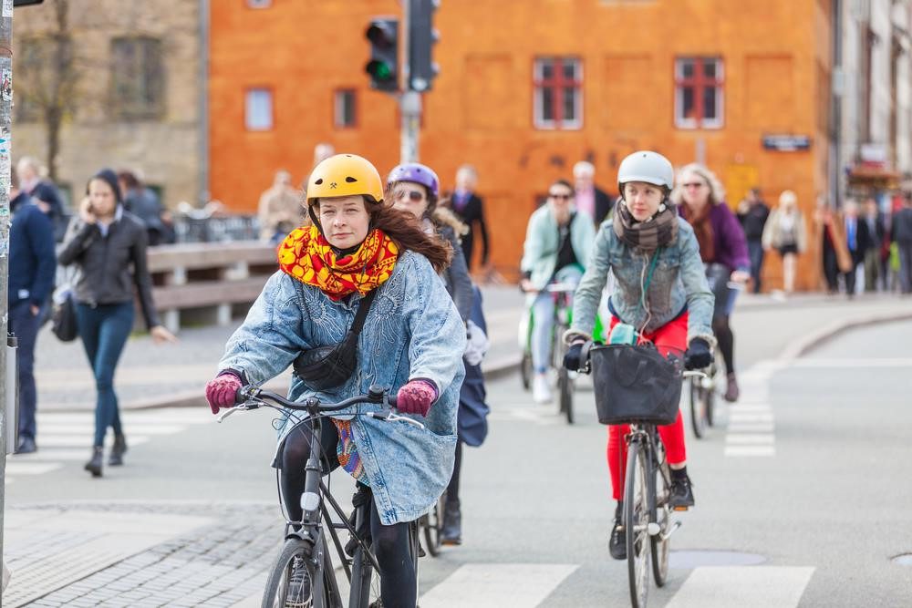 Copenhagen (Đan Mạch): Tại thủ đô của Đan Mạch, khoảng 1/3 người lao động đi làm bằng xe đạp. Với quãng đường di chuyển ngắn, địa hình bằng phẳng, hệ thống đường xe đạp rộng rãi và hiện đại, việc đạp xe ở đây vừa tốt cho sức khỏe, lại tiết kiệm tiền bạc và bảo vệ môi trường. Ảnh: William Perugini.