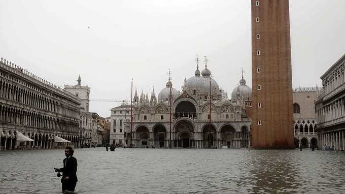 Venice, Italy Thành phố có đến 118 hòn đảo lớn nhỏ này đang bị đe dọa trầm trọng vì ngập lụt trong các đợt bão cũng như thủy triều dâng. Mực nước biển tại đây đã dâng lên 30 cm từ năm 1897, theo báo cáo của UNEP/UNESCO.