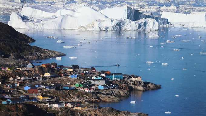 Vịnh băng Ilulissat, Greenland Ở Ilulissat, du khách có thể nhìn thấy những tảng băng trôi từ dòng sông Kujalleq rồi chảy qua vịnh hẹp. Chính phủ Greenland thậm chí còn quảng cáo nơi này là điểm “phải đến trước khi quá muộn”.