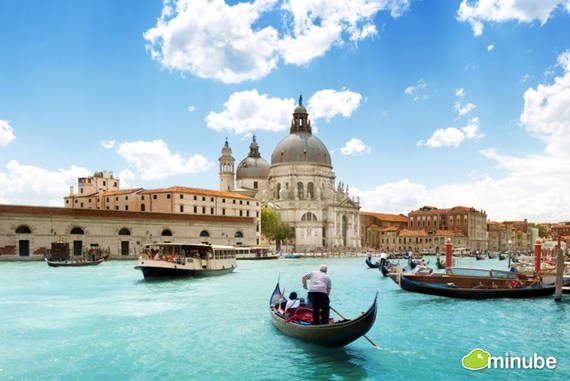 1.Venice, Ý Với những con kênh đẹp như tranh vẽ và những ngôi nhà nhiều màu sắc, cũng dễ hiểu vì sao khi thành phố Venice của Ý đứng đầu bảng danh sách.
