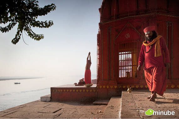10. Varanasi, Ấn Độ Varanasi, một trong những thành phố linh thiêng nhất của Ấn Độ. Nhìn ngắm mặt trời mọc hay bước lên những bậc đá bên dòng sông Hằng luôn được lấp bởi những người hành hương, và người dân địa phương là những trải nghiệm bạn sẽ không bao giờ quên.