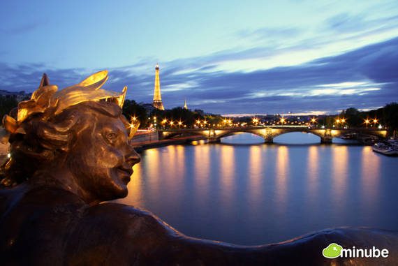 15.Paris, Pháp “Kinh đô ánh sáng” là nơi bạn sẽ bị mê hoặc bởi những bảo tàng và quán cà phê tuyệt đẹp, một thành phố của tình yêu và sự lãng mạn.