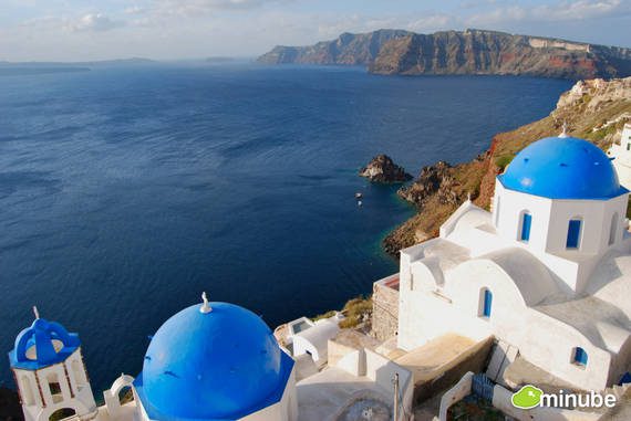 32. Oia, Hy Lạp Oia là thành phố nổi tiếng nhất trên đảo Santorini của Hy Lạp, với vẻ đẹp nổi bật của những căn nhà được sơn màu trắng và xanh tuyệt đẹp nhìn ra biển.