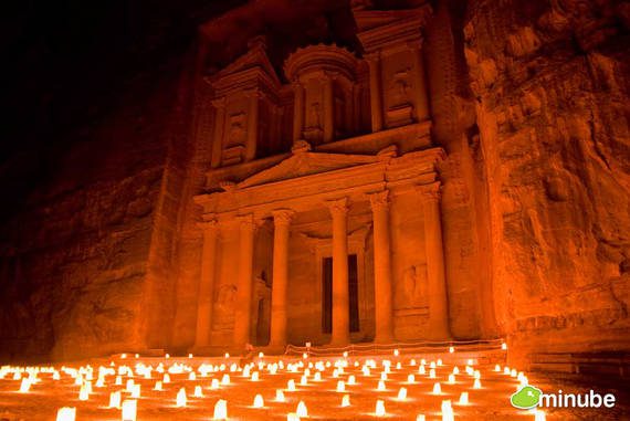 8. Petra, Jordan Trong tất cả các thành phố cổ đại lớn nhất thế giới, Petra luôn chiếm một thứ hạng đặc biệt bởi dấu ấn riêng của mình. Thành phố nằm trong sa mạc này, gây ấn tượng mạnh với du khách bởi những tòa nhà hoành tráng nằm sát vào vách núi đá.