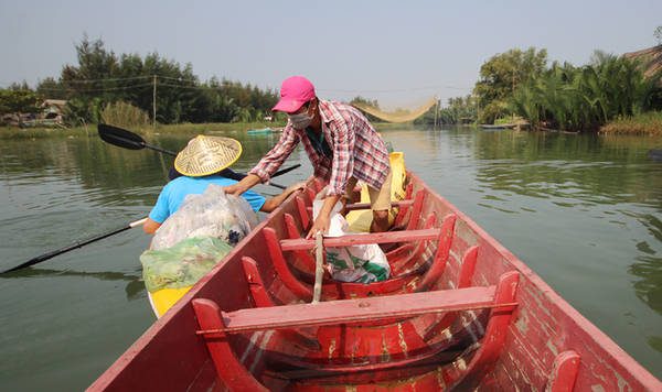 Ông Paul Lasenby (quốc tịch Anh) cho biết, đã đi du lịch nhiều nơi trên thế giới, nhưng đến Việt Nam thấy thực trạng người dân vứt rác xuống sông rất nhiều. “Qua hoạt động này, tôi cảm thấy thực sự thấy tuyệt vời. Tôi hy vọng người dân địa phương không vứt rác xuống sông để bảo vệ môi trường và các loại hải sản”, du khách chia sẻ.