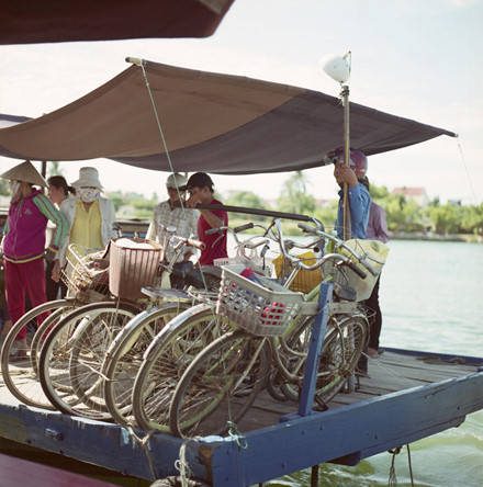 Những ghe thuyền tấp nập chở người dân từ các làng ven sông sang Hội An.