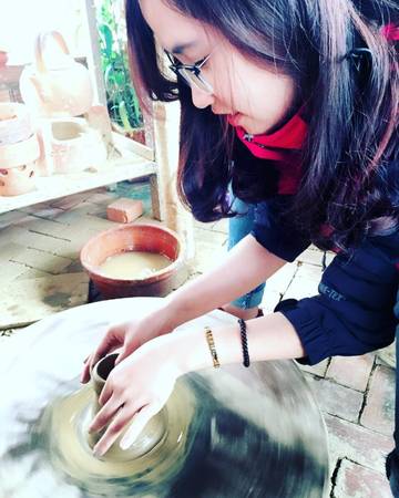  Các bạn trẻ hào hứng với trải nghiệm thử làm gốm. Ảnh: lthg.2802/instagram