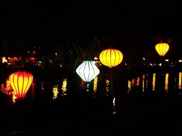 Dòng người đổ về dọc con sông Hoài, nhẹ nhàng thả từng chiếc đèn hoa đăng khắp mặt sông, nguyện cầu điều bình an.