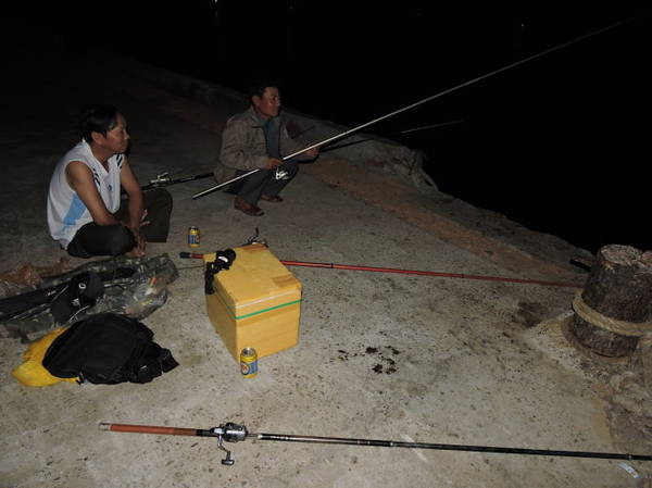 Du khách trải nghiệm câu mực, câu cá đêm trên hòn Lao - Ảnh: THANH LY