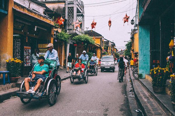 Những vị khách nước ngoài thích thú với dịch vụ xích lô.