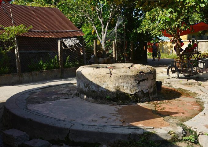 Cách chùa Hải Tạng không xa là giếng cổ Chăm (còn gọi là Giếng Xóm Cấm), đã được xếp hạng di tích quốc gia vào năm 2006. Đây là nguồn nước ngọt dồi dào cho cuộc sống trên đảo. Ảnh: Tuyết Nguyễn.