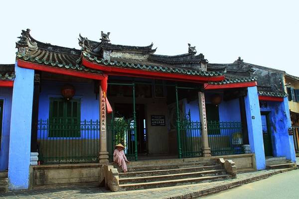 Những ngôi nhà, đền chùa sắc màu sặc sỡ cũng khiến du khách say mê.