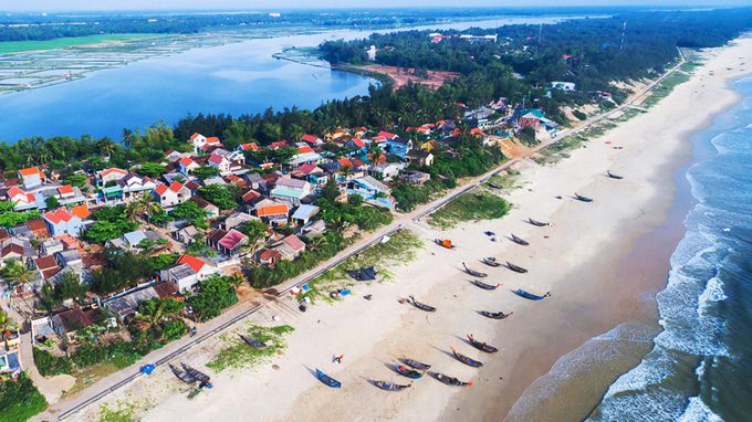 Làng bích họa Tam Thanh nằm cách TP Tam Kỳ (Quảng Nam) khoảng 7 km, một mặt giáp biển và mặt còn lại giáp sông Trường Giang.