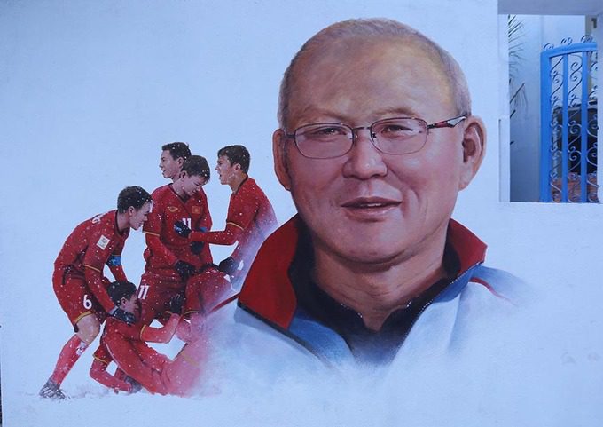 Lần này, các họa sĩ Hàn Quốc dành riêng một bức vẽ về thầy trò đội tuyển bóng đá U23 Việt Nam. Bức tranh tái hiện hình ảnh huấn luyện viên Park Hang Seo và một tình huống ăn mừng của các cầu thủ Việt Nam trong trận chung kết gặp Uzbekistan.