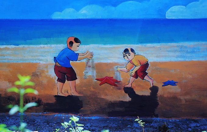 Một bức tranh miêu tả trò chơi của trẻ em vùng biển.