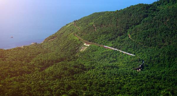 Đèo Hải Vân hùng vĩ của miền Trung nắng gió, cao 500 m so với mực nước biển, dài 20 km.