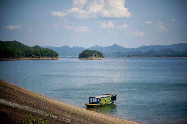 Hồ Kẻ Gỗ nằm giữa các sườn đồi, núi thuộc huyện Cẩm Xuyên, tỉnh Hà Tĩnh, cách thành phố Vinh 70 km về phía Nam. Hồ dài gần 30 km, gồm 1 đập chính và 10 đập phụ với sức chứa hơn 300 triệu m³ nước. Ảnh: teamBTB