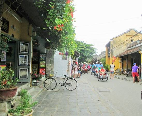 Không ồn ào và nhiều xe cộ qua lại như 36 phố phường Hà Nội, phố cổ Hội An dù cho có thật nhiều khách du lịch tới thăm nhưng vẫn bình yên một cách lạ thường.