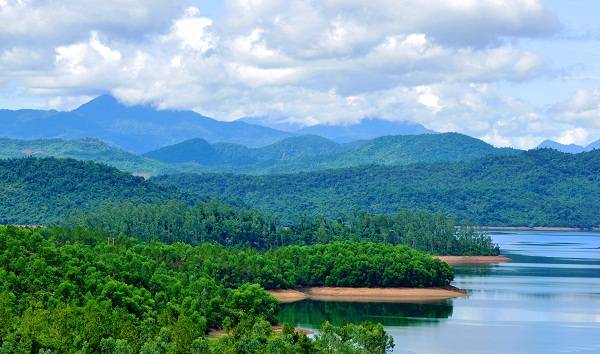 Quang cảnh hồ Phú Ninh đẹp tựa như tranh vẽ