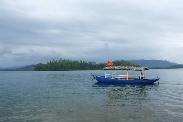 Khách lên đảo khám phá để mình thuyền và lái thuyền “bơ vơ” giữa hồ