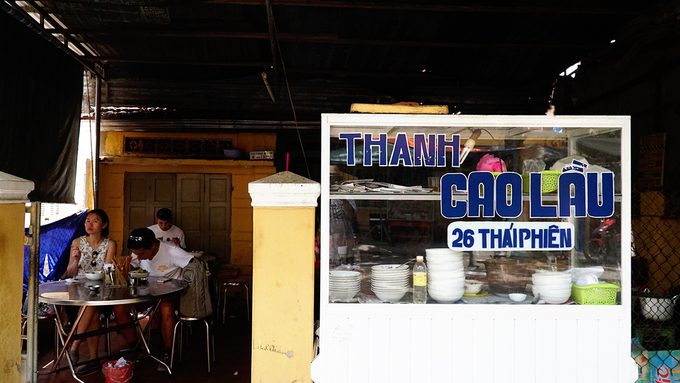 Quán ăn nằm ở trung tâm phố cổ, trên đường Thái Phiên. Theo bà Thanh, chủ quán, địa chỉ này mở cửa đã được 20 năm. "Từ đó đến nay tôi chỉ bán ở một vị trí cố định mà chưa di dời đi đâu", bà Thanh nói.