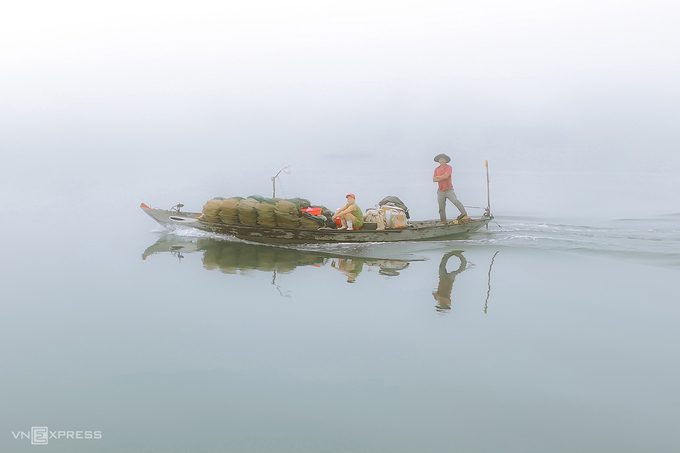 Một ghe chở ngư cụ trên mặt sông Thu Bồn.