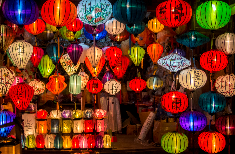Du lịch Hội An và đừng quên mua những chiếc đèn lồng nhiều màu sắc về làm quà.