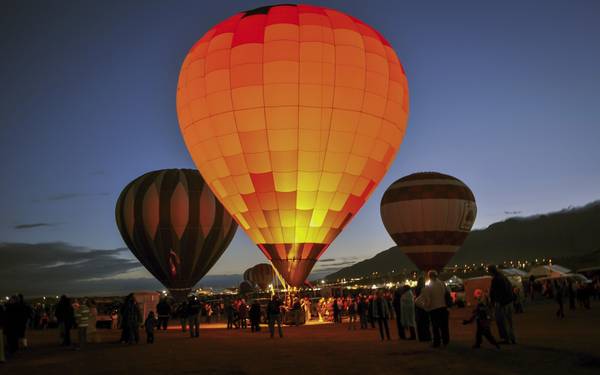 Ngắm khinh khí cầu lúc hoàng hôn ở Albuquerque, New Mexico, Mỹ