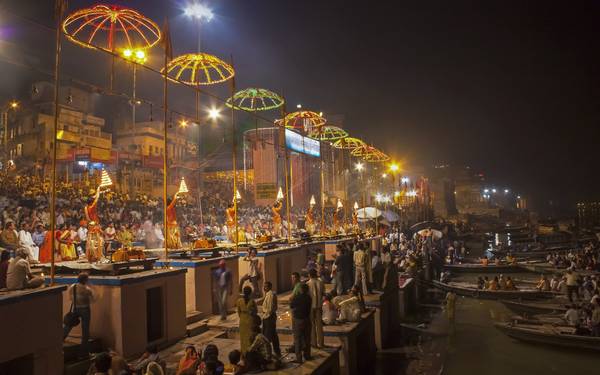 Tham gia lễ hội Ganga Aarti ở Varanasi, Ấn Độ